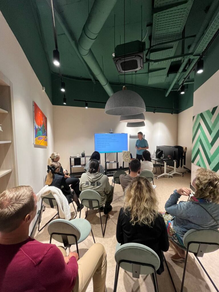 Two practical seminars on marketing