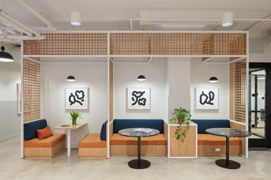 Hot Desk vs. Dedicated Desk – Which Coworking Option Fits You Best